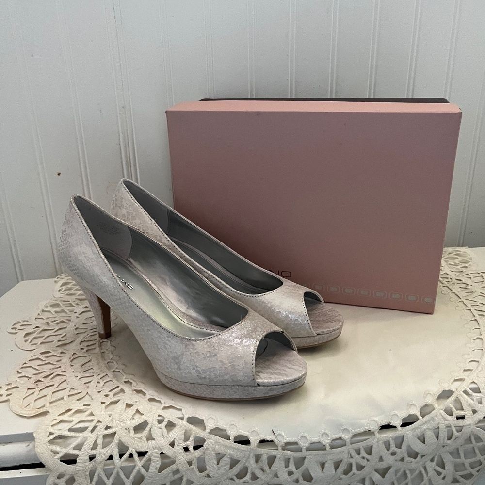 Peep toe pumps